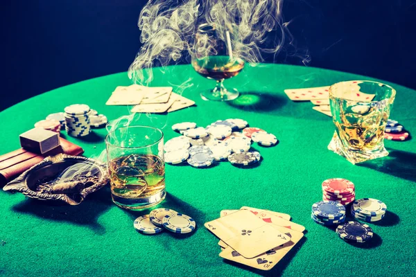 Whiskey, cigarr och kort i vintage spel tabell — Stockfoto