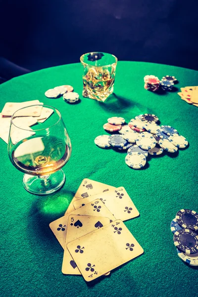 カードとビンテージのギャンブルのテーブルにチップ — ストック写真