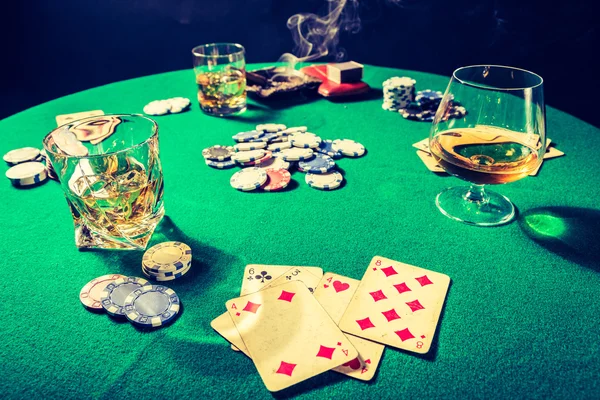Mesa vintage para poker com uísque, charuto e cartas — Fotografia de Stock