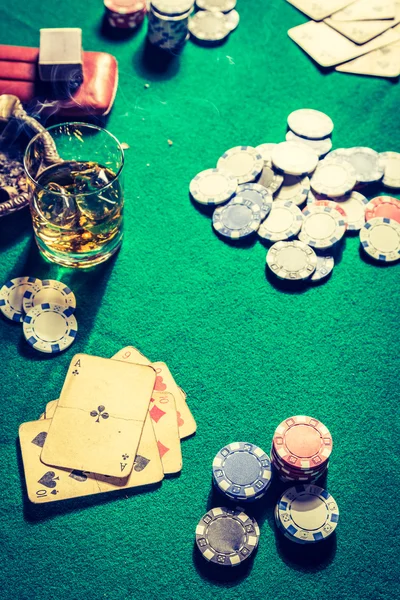 Παλιό τραπέζι για poker με κάρτες και μάρκες — Φωτογραφία Αρχείου