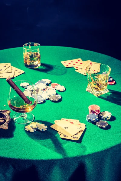 Tabell för poker med kort och — Stockfoto
