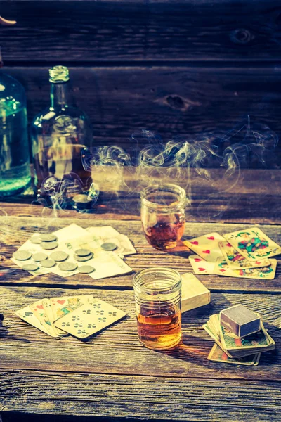 Βότκα, τσιγάρα και φύλλα στο παλιό τραπέζι για παράνομη πόκερ — Φωτογραφία Αρχείου