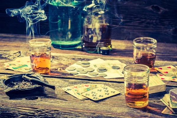 보드카, 담배, 카드와 빈티지 불법 도박 테이블 — 스톡 사진
