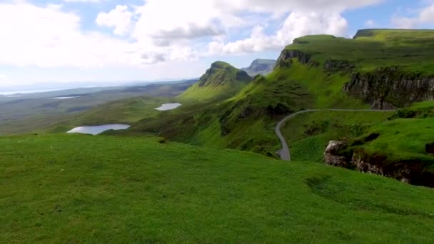 Vista da montanha Quiraing ao vale na Ilha de Skye, Escócia — Vídeo de Stock