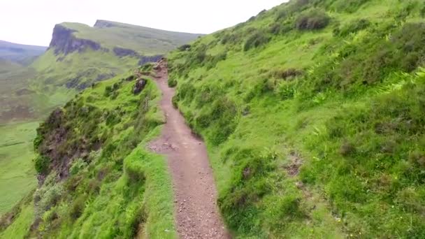 Trilha de montanha até o topo de Quiraing na Ilha de Skye, na Escócia — Vídeo de Stock