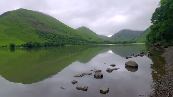 Tó és hegyek egy felhős napon, a Lake District, Anglia — Stock videók