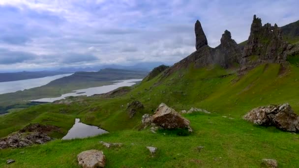 Dramatische wolk over oude man storr berg in Schotland — Stockvideo