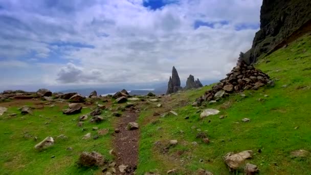 Bergpfad in den Bergen alter Mann von Storr in Schottland — Stockvideo