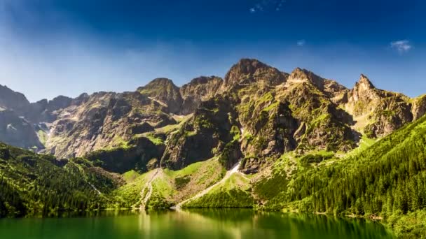 Lac au milieu des montagnes des Tatras à l'aube, Pologne — Video