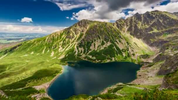 Bovenaanzicht van Czarny Staw Gasienicowy in de zomer, Tatra bergen, Polen — Stockvideo