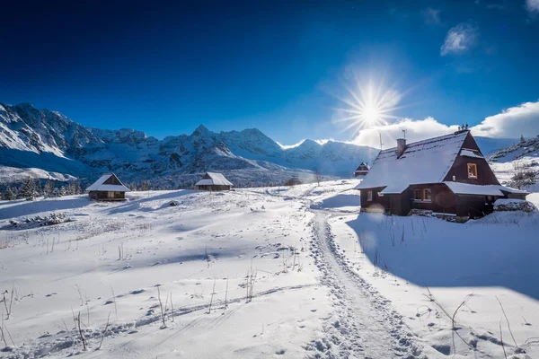 Pequeña casa de campo de montaña en el valle del invierno al atardecer, Polonia — Foto de Stock