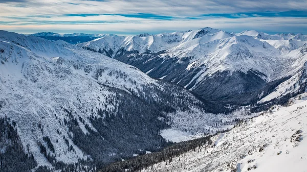 Winter Blick auf das Tal von kasprowy wierch in Tatra Berge, Polen — Stockfoto