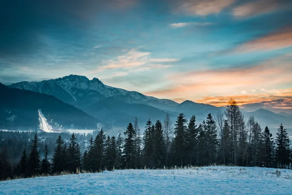 Zakopane tijdens het skiën wedstrijden bij zonsondergang in de winter, Polen — Stockfoto