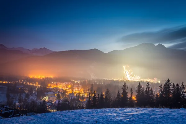Competizioni di sci a Zakopane in inverno al crepuscolo, Polonia — Foto Stock