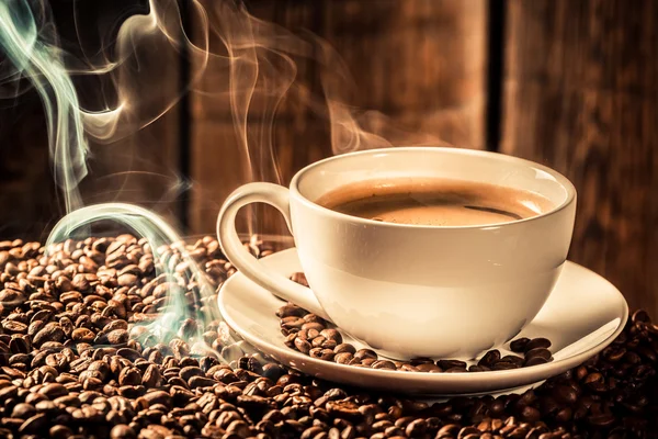 Fragrance coffee cup with roasted grains — Stock Photo, Image