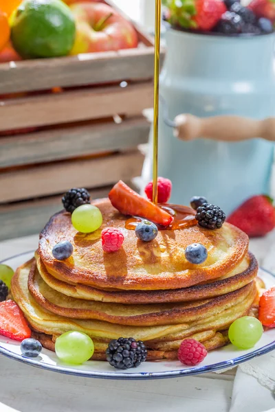 Panqueques con frutas vierten jarabe de arce — Foto de Stock