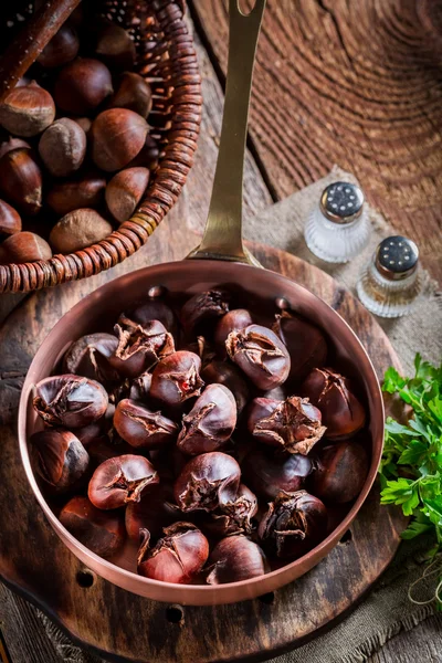 Castagne arrosto con prezzemolo — Foto Stock