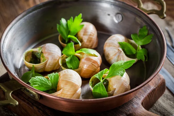 Caracoles asados con mantequilla de ajo y perejil —  Fotos de Stock