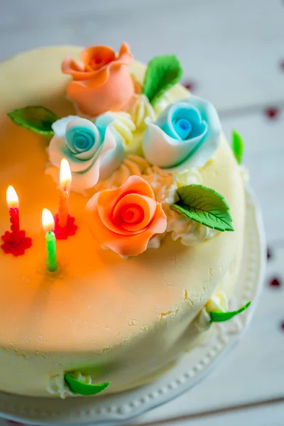 Солодкий торт на день народження прикрашений свічками та трояндами — стокове фото
