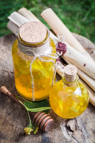 Liquore naturale e fatto in casa con miele, tiglio e alcol — Foto Stock