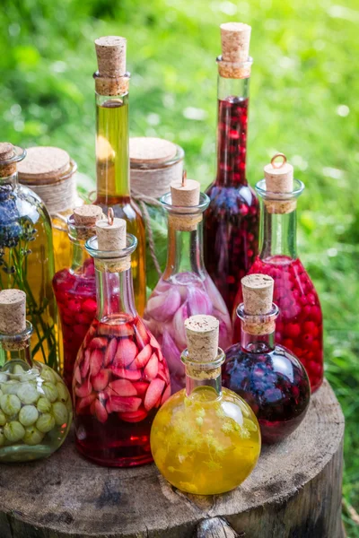 Liquore fatto in casa con alcol e frutta — Foto Stock