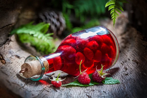 Hausgemachter Himbeerlikör aus Früchten und Alkohol — Stockfoto