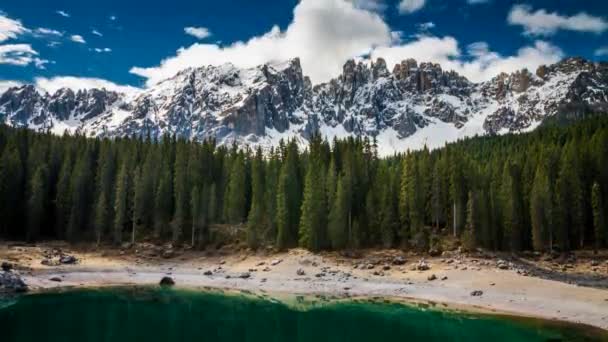 Impresionante amanecer sobre el lago Carezza en los Dolomitas, 4k timelapse — Vídeo de stock