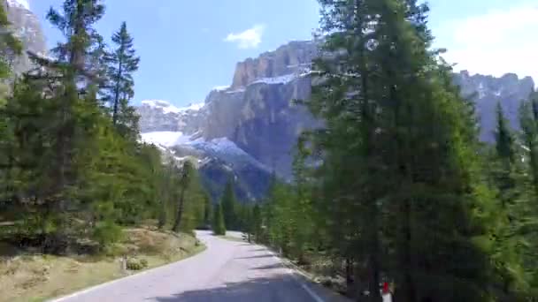 Fortkörning bil på en slingrande väg i Dolomiterna, Italien — Stockvideo