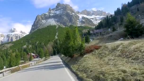 Conduciendo a través de la serpentina desde el pico hasta abajo en Dolomitas, Italia — Vídeo de stock