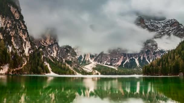 Göl Pragser Wildsee, 4 k timelapse Dolomit Dağları üzerinde bulutlar — Stok video