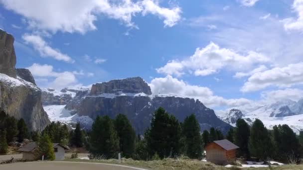 Conduite rapide d'une voiture à travers la route sinueuse dans les dolomites, Italie — Video