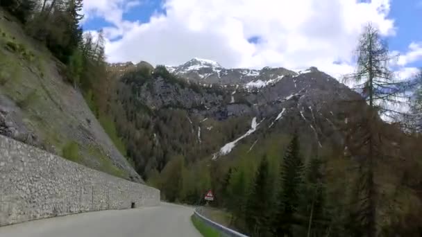 Dirigindo um carro na serpentina através do túnel para Santa Lúcia nas Dolomitas, Itália — Vídeo de Stock