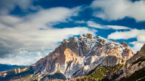 Soluppgång från den Passo Falzarego i Dolomiterna, Italien, 4 k timelapse — Stockvideo