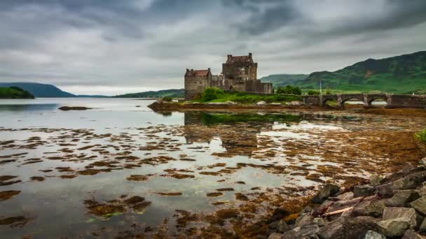 Prachtige zonsondergang over het meer op Eilean Donan Castle, Schotland, 4k, timelapse — Stockvideo