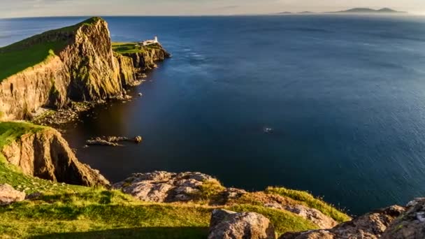 Impresionante puesta de sol en el faro de Neist Point, Escocia, Reino Unido, 4k, timelapse — Vídeo de stock