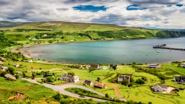 Dia ensolarado na cidade de Uig, Skye Island, Escócia, 4k, Timelapse — Vídeo de Stock