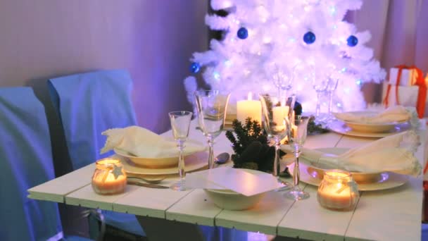 Beautifully decorated white Christmas table — Stock Video