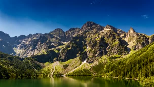 Prachtige lake in het Tatragebergte bij dageraad, Polen — Stockvideo