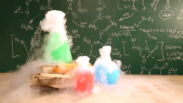 Reazione chimica dinamica nel laboratorio scolastico — Video Stock