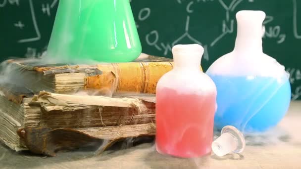 Chemical reaction in beakers, laboratory school — Stock Video