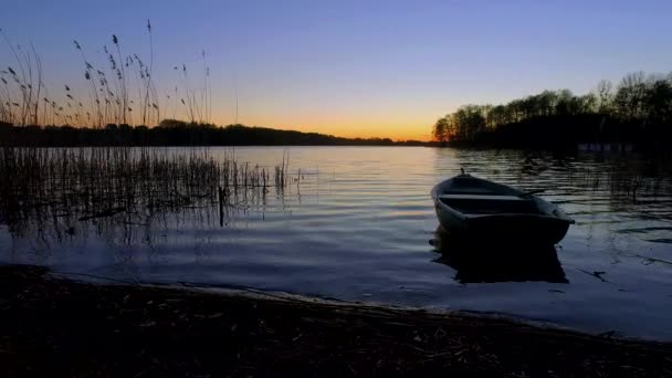 Atardecer tranquilo con el barco en el lago — Vídeos de Stock