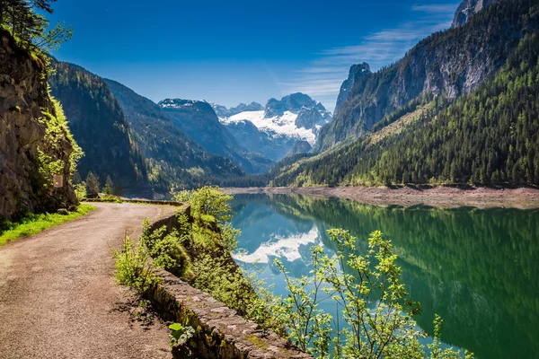Amanhecer deslumbrante no lago de montanha em Gosau, Alpes, Áustria — Fotografia de Stock