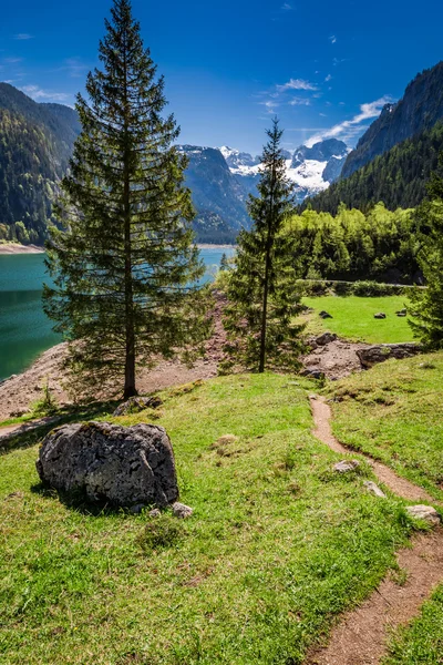 Alvorada no lago de montanha em Gosau, Alpes, Áustria — Fotografia de Stock