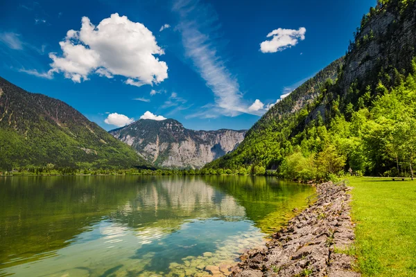 Lago de montaña entre montañas, Austria, Alpes — Foto de Stock