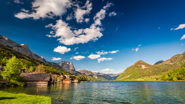 Hermosas casas en el lago en los Alpes — Foto de Stock