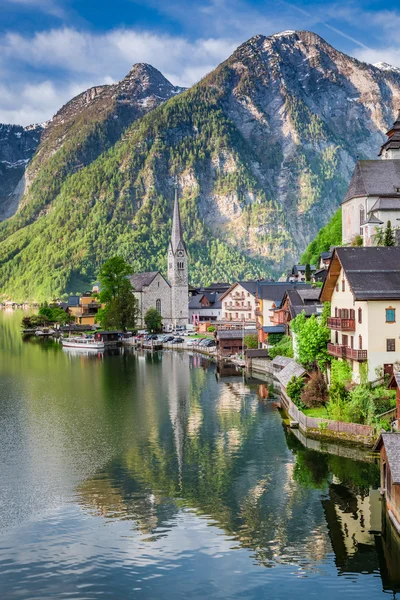 Alvorada bonita no lago de montanha em Hallstatt, Alpes, Áustria — Fotografia de Stock