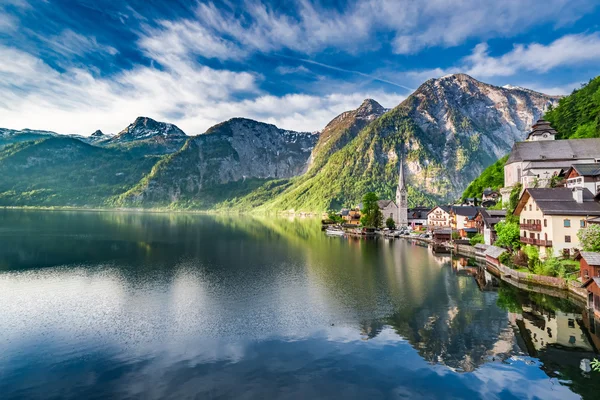 Maravilhoso amanhecer no lago de montanha em Hallstatt, Alpes, Áustria — Fotografia de Stock