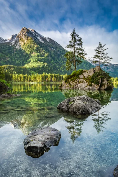 Impresionante amanecer en el lago Hintersee en los Alpes, Alemania — Foto de Stock