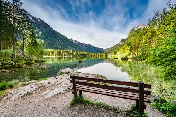 Klein bankje aan het Hitersee meer in de Alpen — Stockfoto