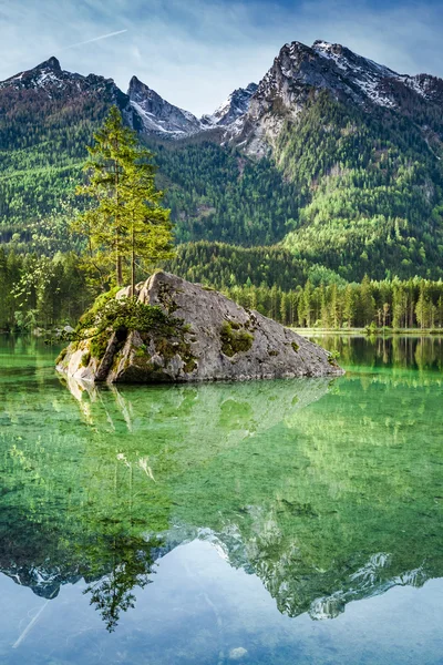 Impresionante amanecer en el lago Hintersee en los Alpes, Alemania — Foto de Stock